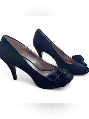 Mootsies Tootsies Black Satin Peep-Toe Pumps with Rosette Detail Size 7.5